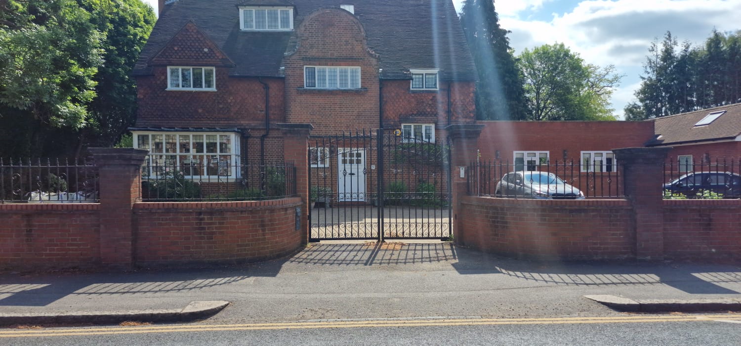 Walton on Thames gate